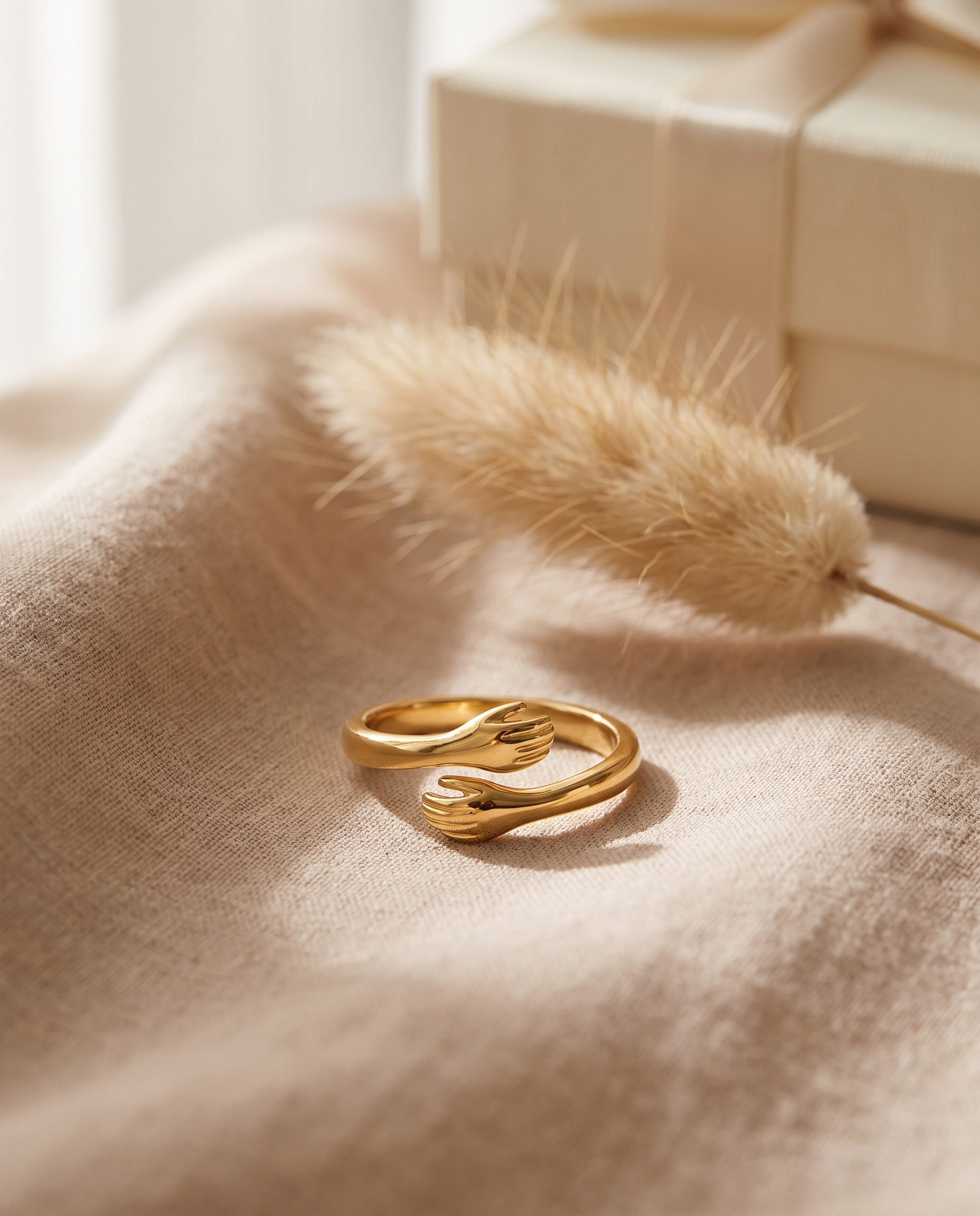 Bague Câlin ajustable dorée sur lin beige avec fleurs séchées