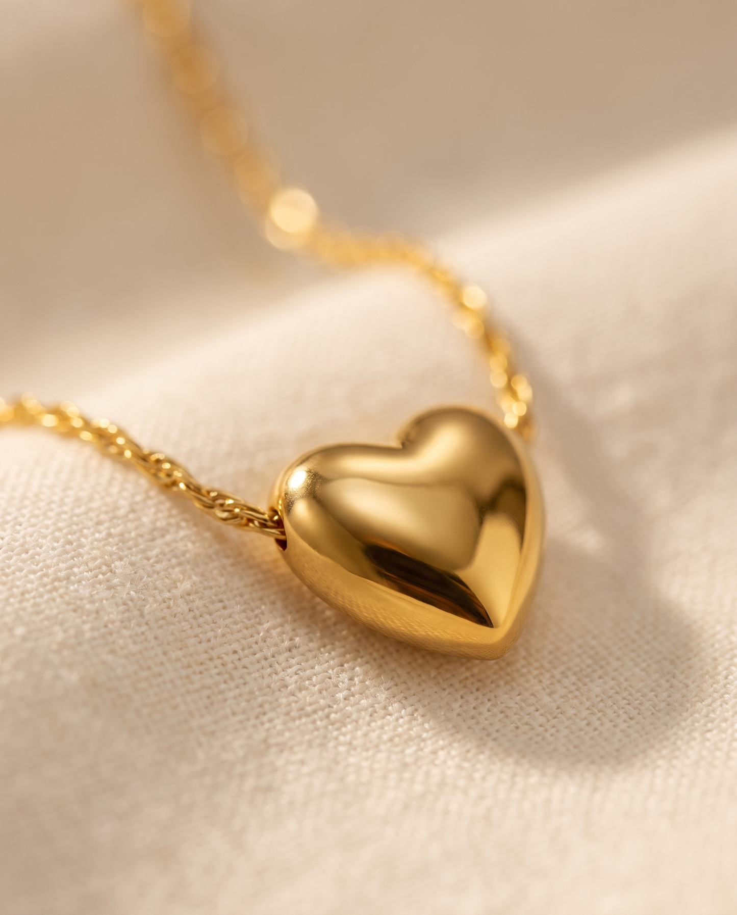 Collier Cœur Puffy — gros plan sur le pendentif cœur bombé