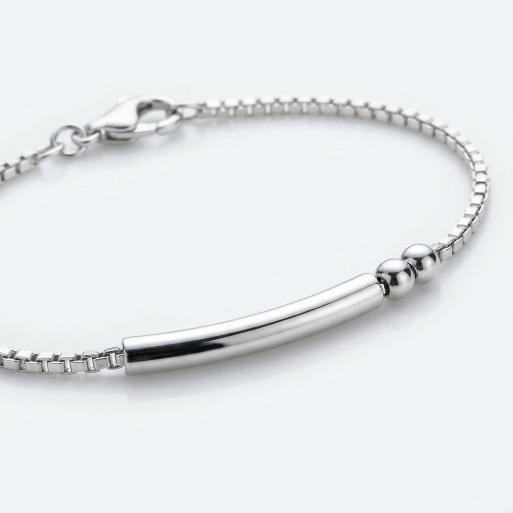 Gros plan sur les perles et la barre argentées du Bracelet Code Morse